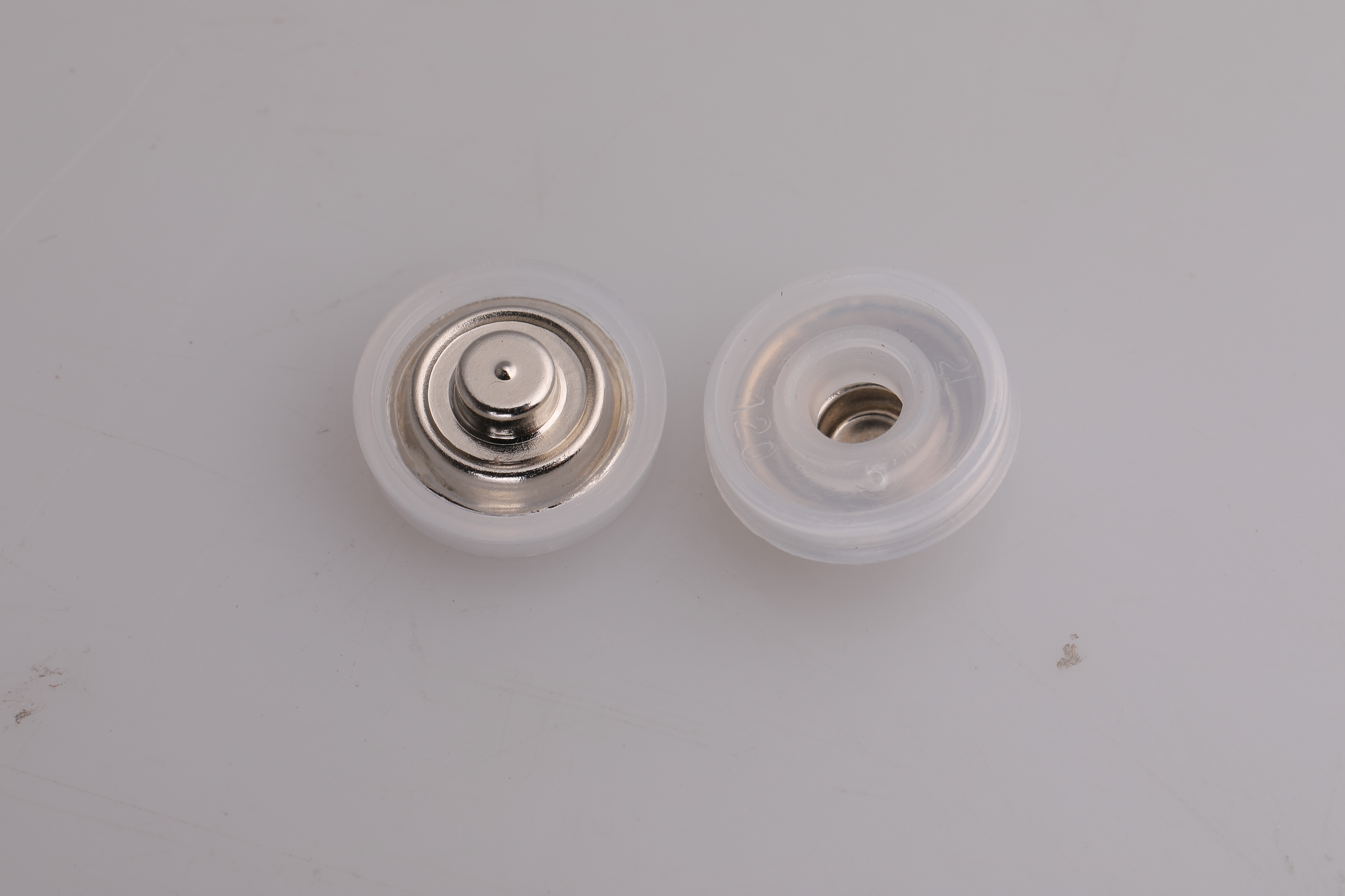 Combined Metal Top used in AA / R6 zinc carbon battery production